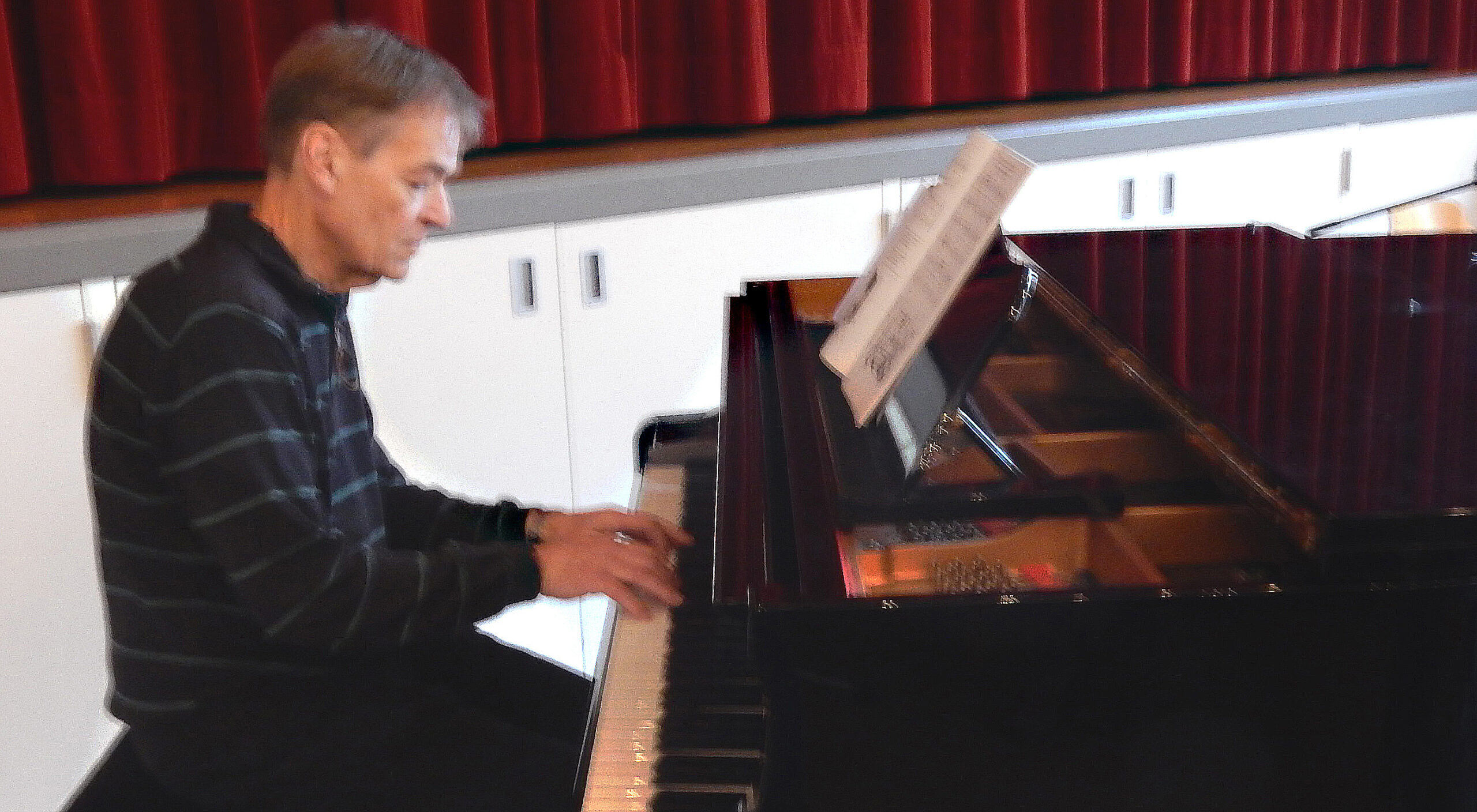 Besinnliche Advents-Lieder und eine humorvolle Weihnachtsgeschichte