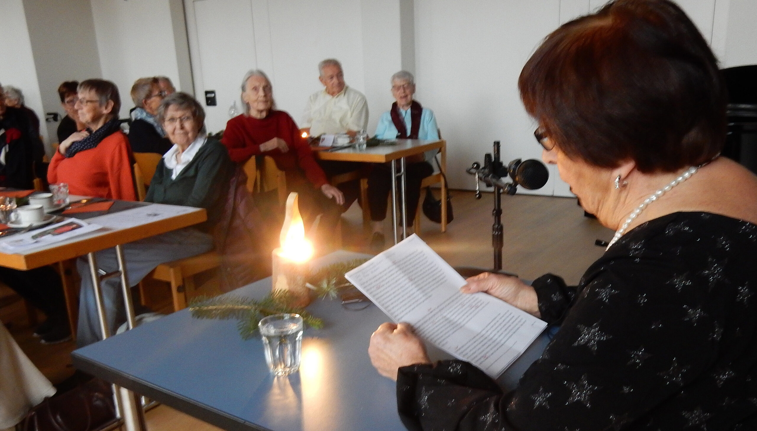 Besinnliche Advents-Lieder und eine humorvolle Weihnachtsgeschichte