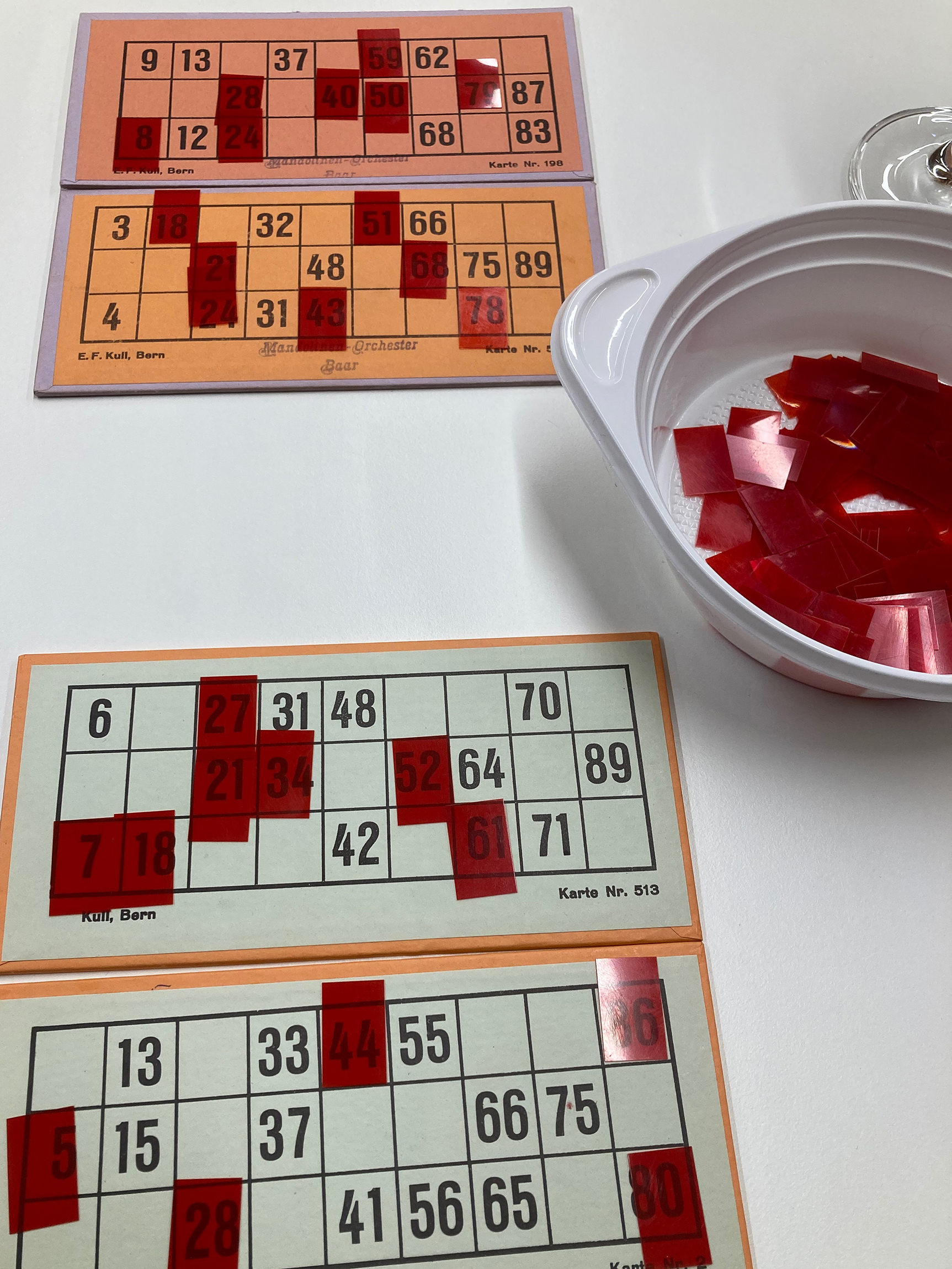 Ein Lottomatch mit Glückskindern