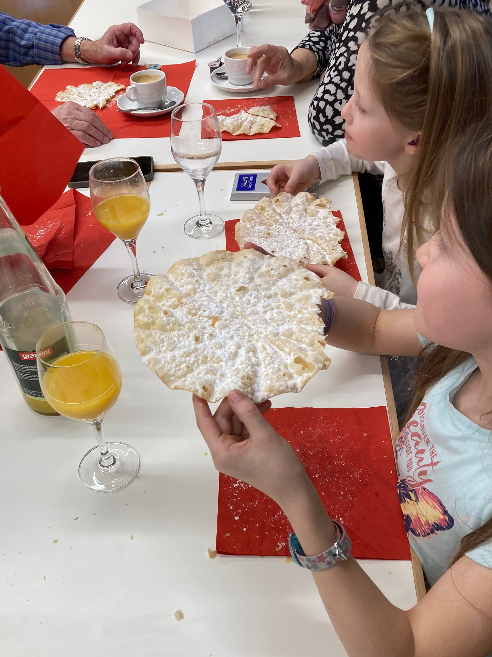 Ein Lottomatch mit Glückskindern