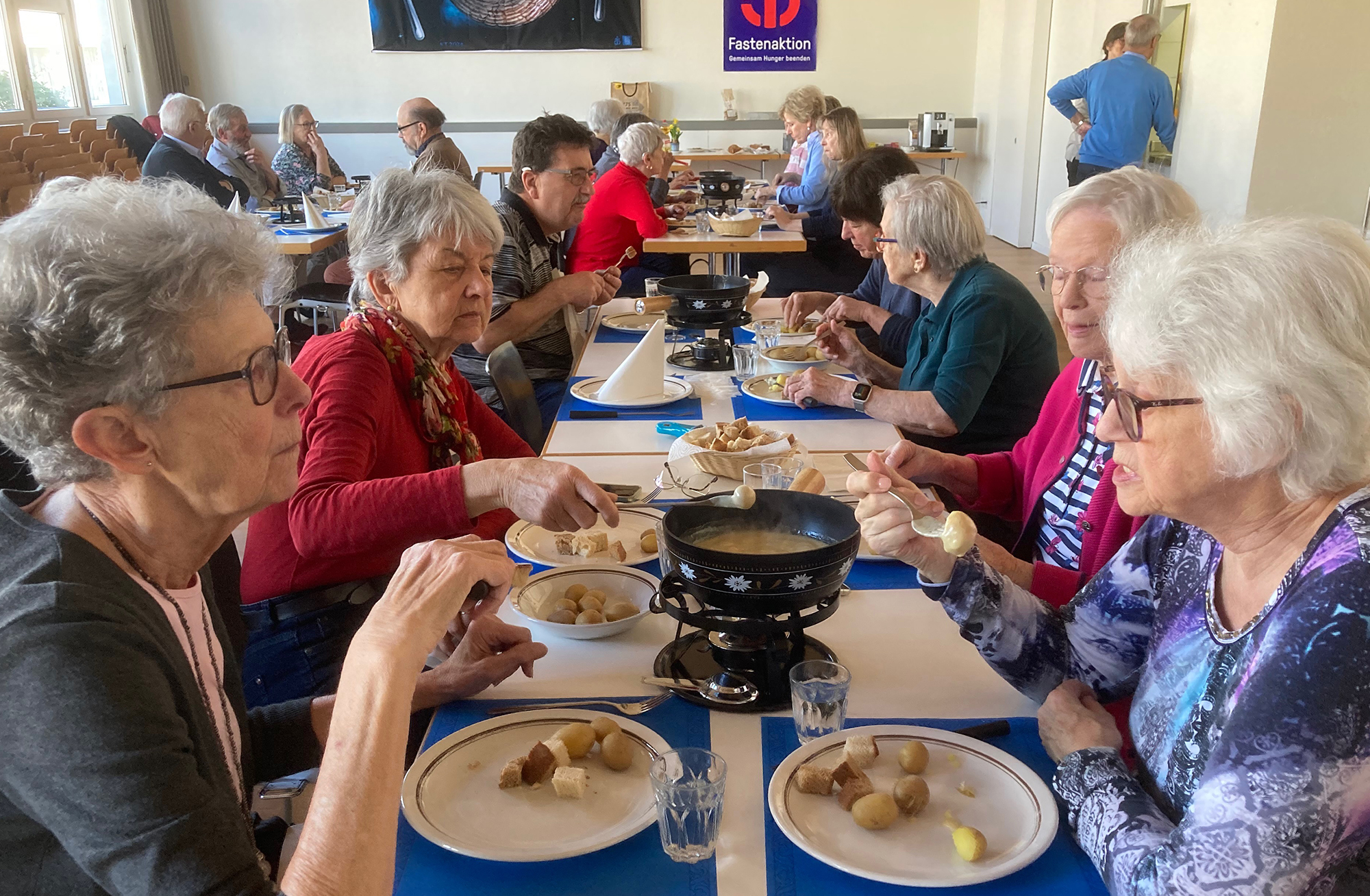 Fondue-Essen bei frühlingshaften Temperaturen