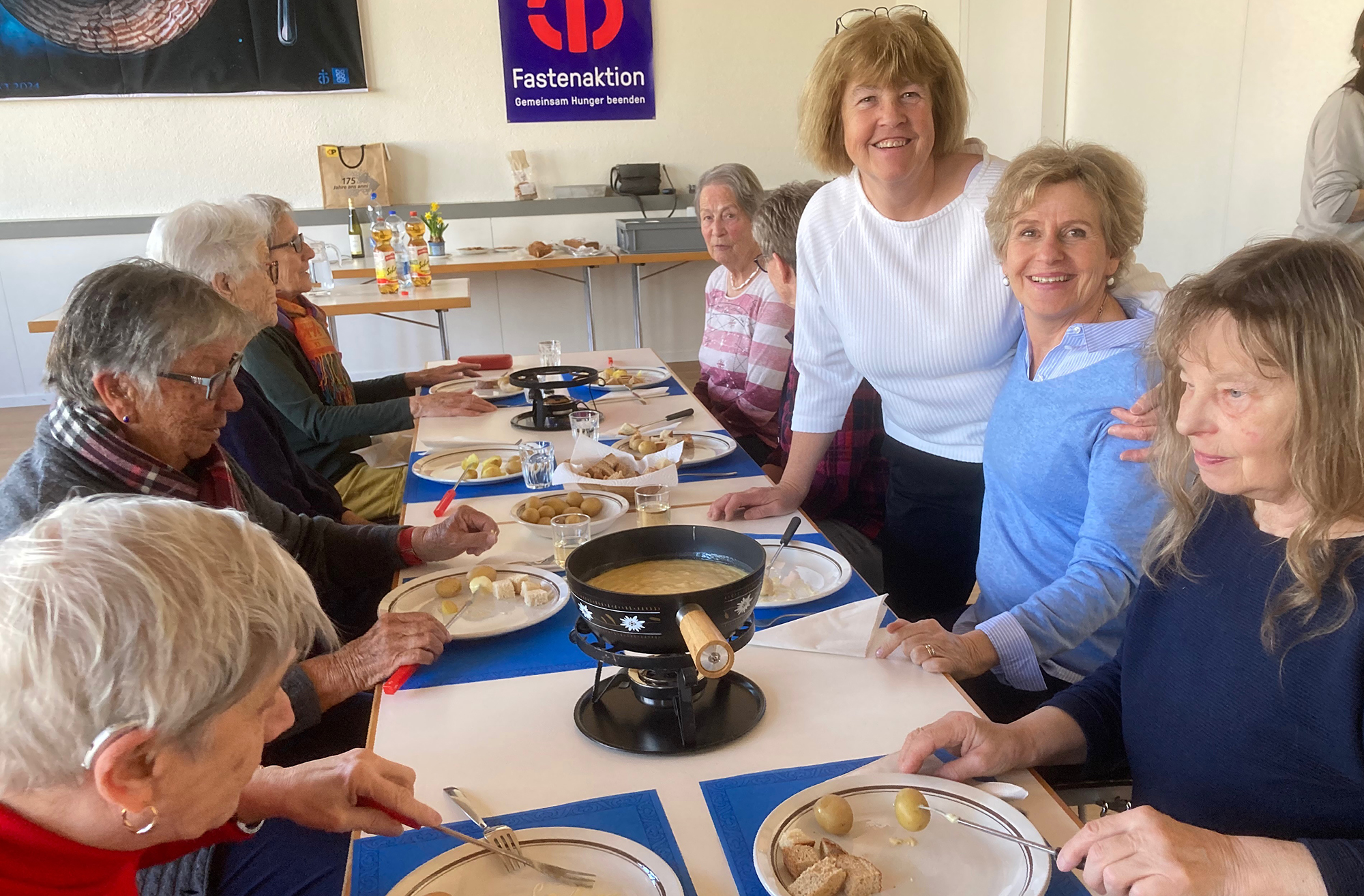Fondue-Essen bei frühlingshaften Temperaturen