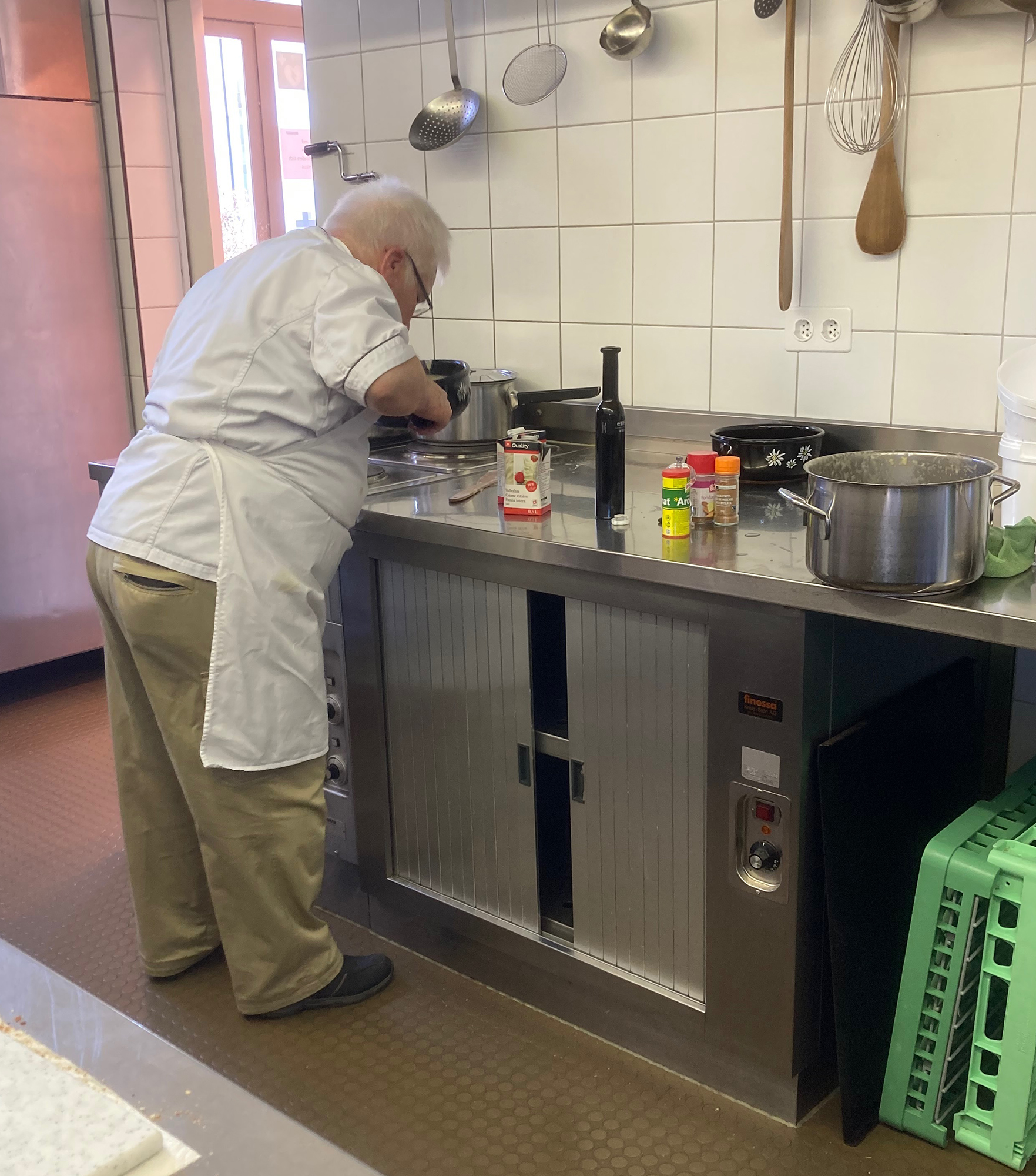 Fondue-Essen bei frühlingshaften Temperaturen