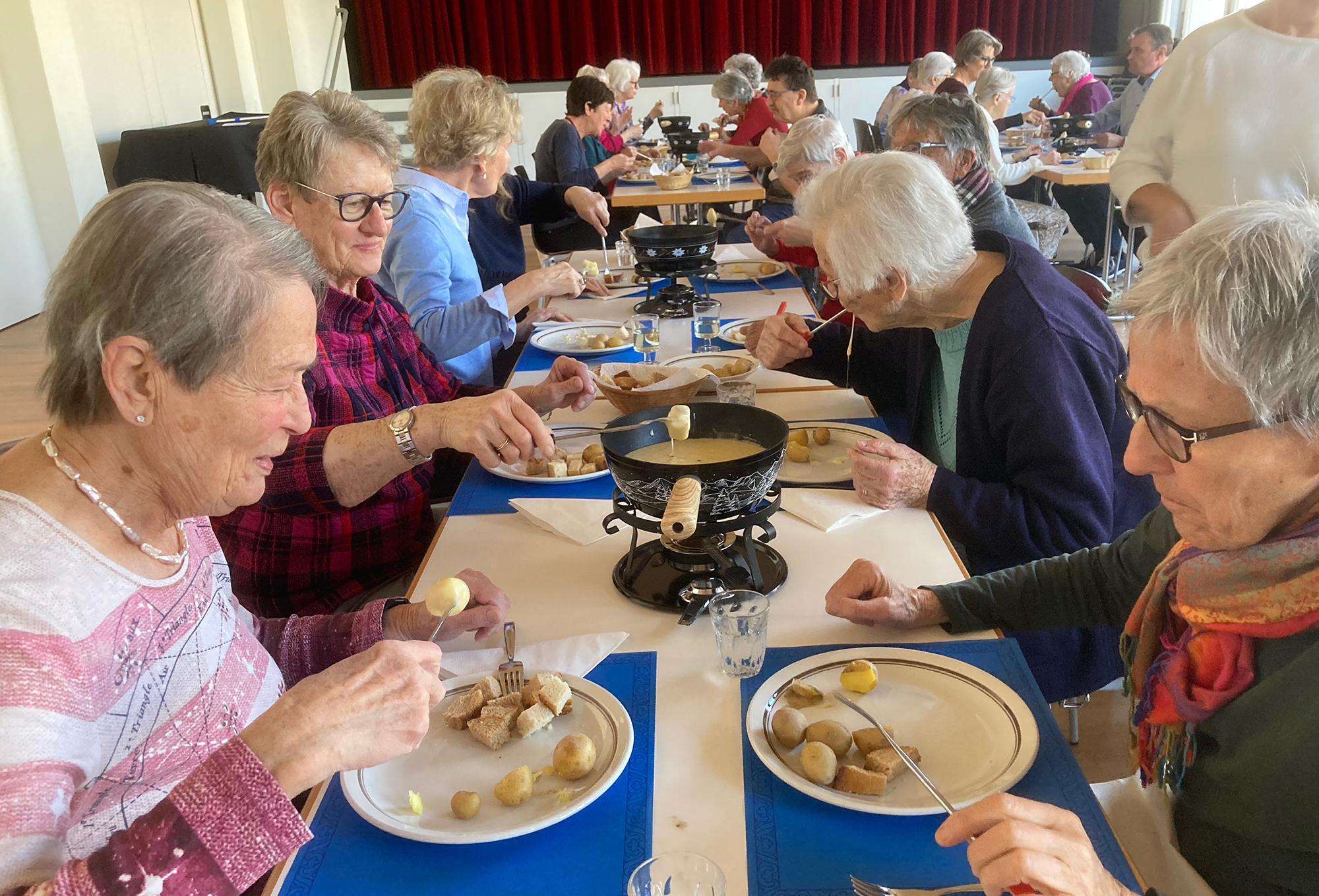 Fondue-Essen bei frühlingshaften Temperaturen