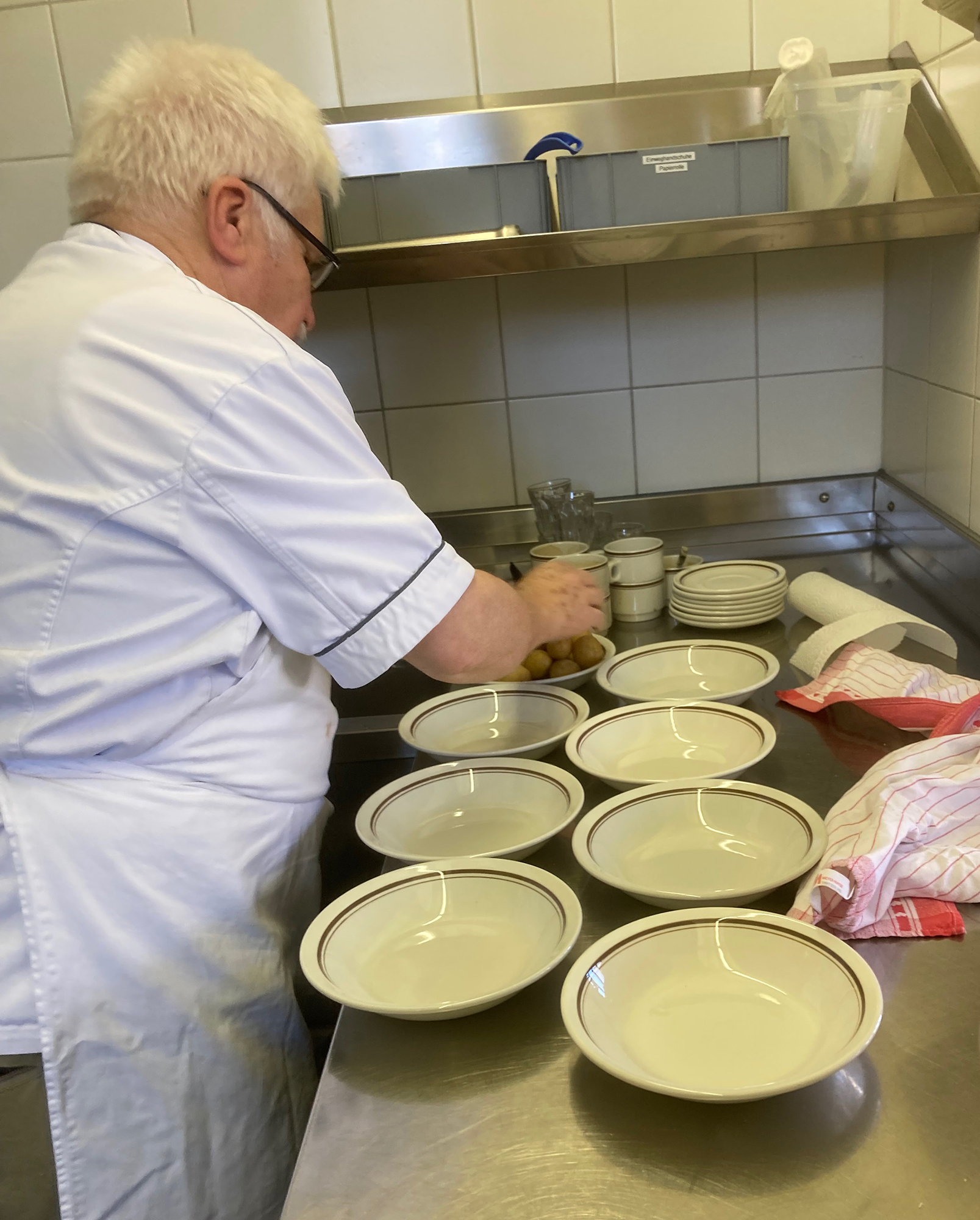 Fondue-Essen bei frühlingshaften Temperaturen