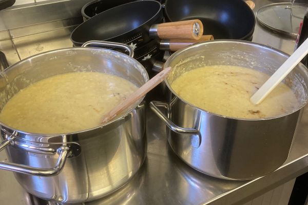 Fondue-Essen bei frühlingshaften Temperaturen