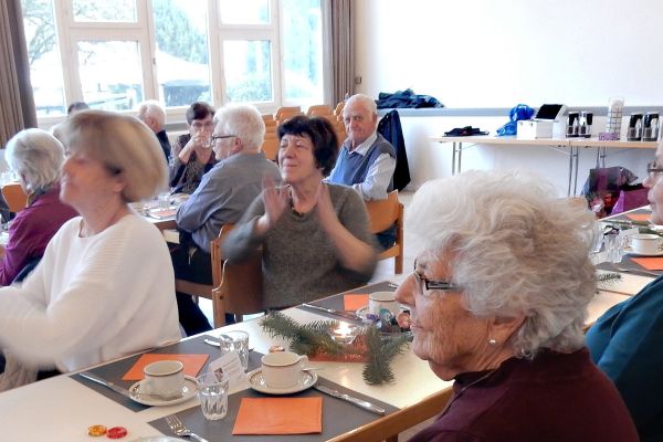 Besinnliche Advents-Lieder und eine humorvolle Weihnachtsgeschichte